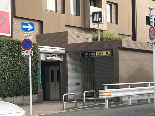 徒歩5分。
