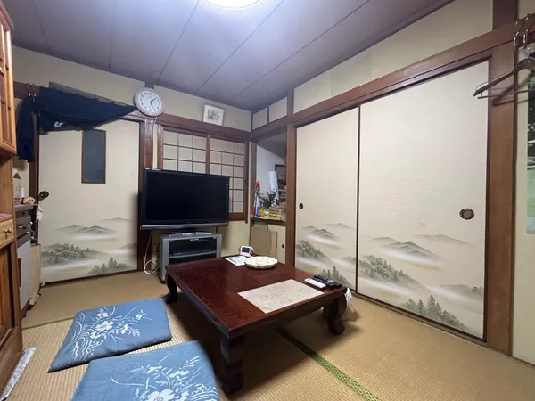 和室約6.0帖。押入・物入れがございます。