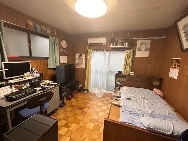 洋室約8.0帖。バルコニーがございます。