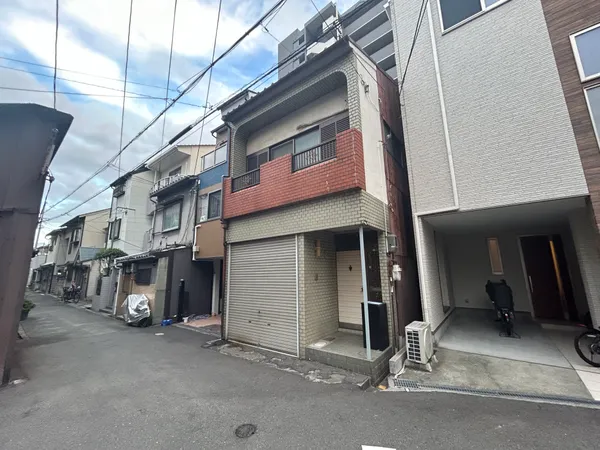 現地外観写真です。大阪メトロ中央線「緑橋」駅徒歩6分です。土地面積：55.99平米（公簿）・建物面積：85.06平米（公簿）※土地面積には1階ガレージ部分が含まれます。
