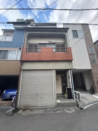 現地外観写真です。大阪メトロ中央線「緑橋」駅徒歩6分です。土地面積：55.99平米（公簿）・建物面積：85.06平米（公簿）※土地面積には1階ガレージ部分が含まれます。