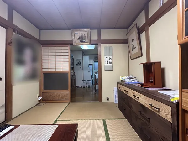 和室約6.0帖。押入・物入れがございます。