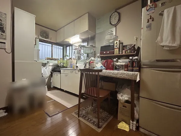 キッチン奥に勝手口がございます。