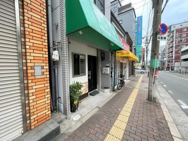 鉄骨造地上4階建て屋上付きです。