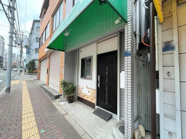 本物件は緑の屋根が目印の建物です。