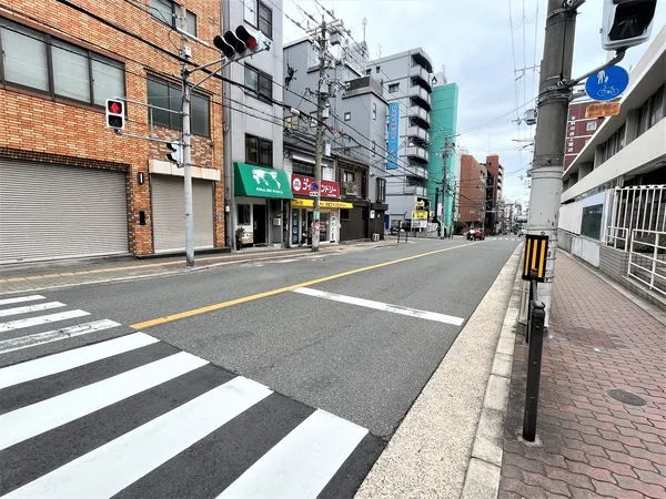 前面道路は広く、徒歩4分圏内にコンビニ、スーパー、ドラッグストアがございます。