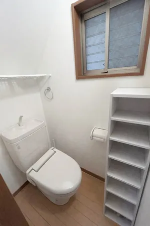 １階トイレ※この画像は実際の室内写真および間取り図をもとに、CGにて作成した「空室イメージ」です。