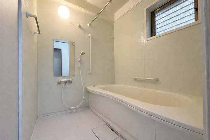 浴室乾燥暖房機付のユニットバスです。小窓が付いており換気も良好です。※この画像は実際の室内写真および間取り図をもとに、CGにて作成した「空室イメージ」です。
