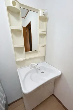 洗面化粧台※この画像は実際の室内写真および間取り図をもとに、CGにて作成した「空室イメージ」です。