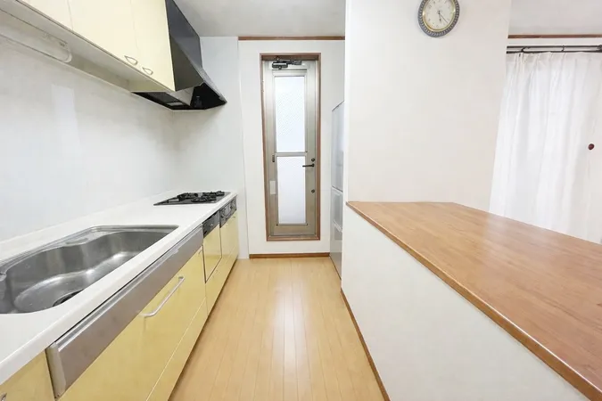 食器洗浄乾燥機付きのシステムキッチンです。配膳に便利なカウンターもございます。※この画像は実際の室内写真および間取り図をもとに、CGにて作成した「空室イメージ」です。