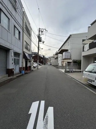 南側前面道路に面した物件です。