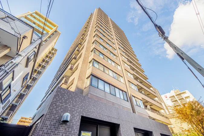 マンションの外観写真です。松屋町筋沿いのタワーマンションで、非常に便利な立地です。高級感のある内廊下設計で、資産性にも期待が出来ます。