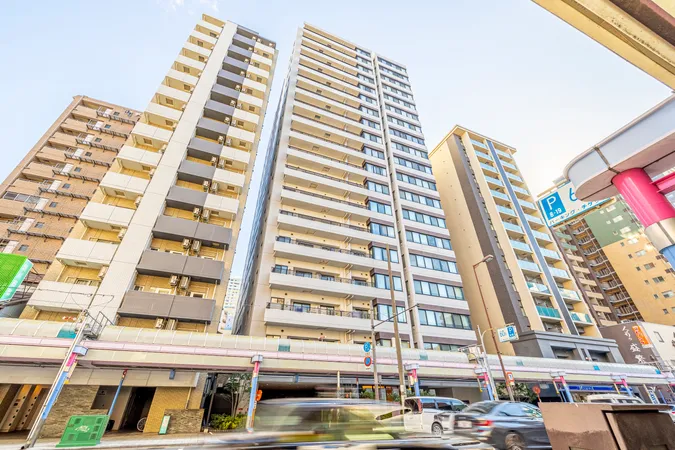 マンションの外観写真です。松屋町筋沿いのタワーマンションで、非常に便利な立地です。高級感のある内廊下設計で、資産性にも期待が出来ます。