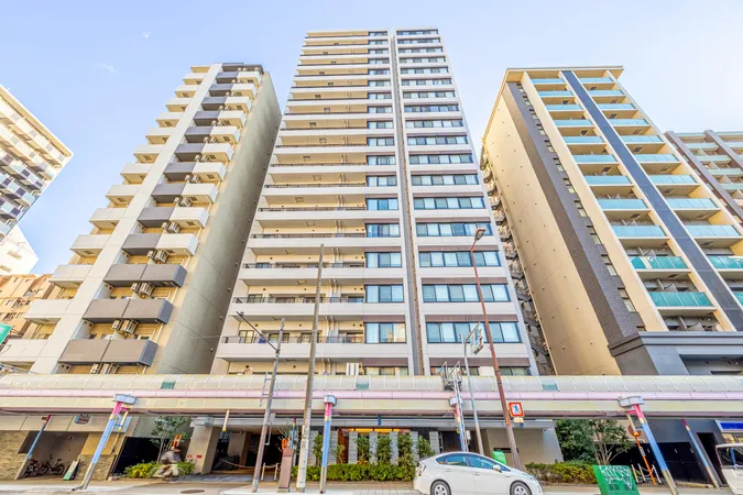 マンションの外観写真です。松屋町筋沿いのタワーマンションで、非常に便利な立地です。高級感のある内廊下設計で、資産性にも期待が出来ます