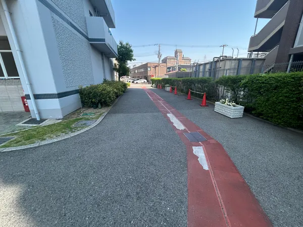 現地駐車場です。通路が広いので駐車がしやすいです。