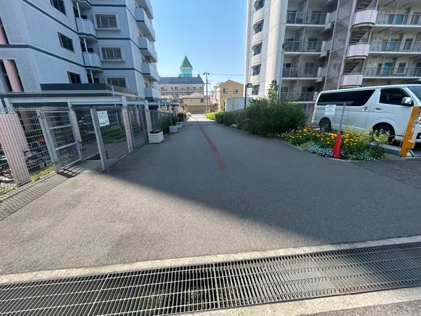 現地駐車場です。通路が広いので駐車がしやすいです。