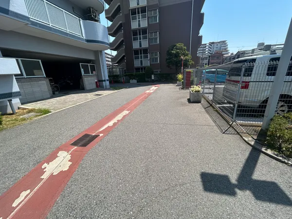現地駐車場です。通路が広いので駐車がしやすいです。