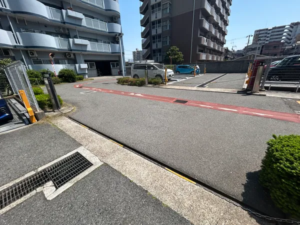 現地駐車場です。通路が広いので駐車がしやすいです。