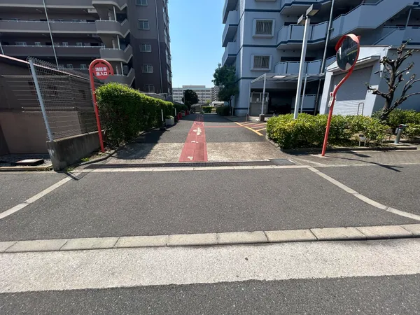現地駐車場です。通路が広いので駐車がしやすいです。