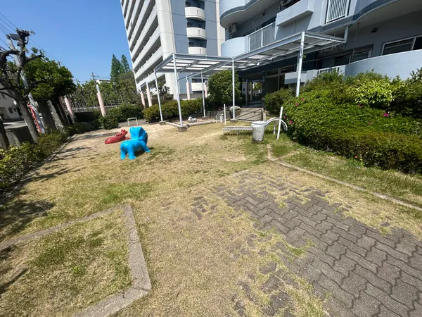 マンションの近くには公園がございます。お子様がいる家庭は手軽に公園に行くことが出来ますので、重宝すると思います。