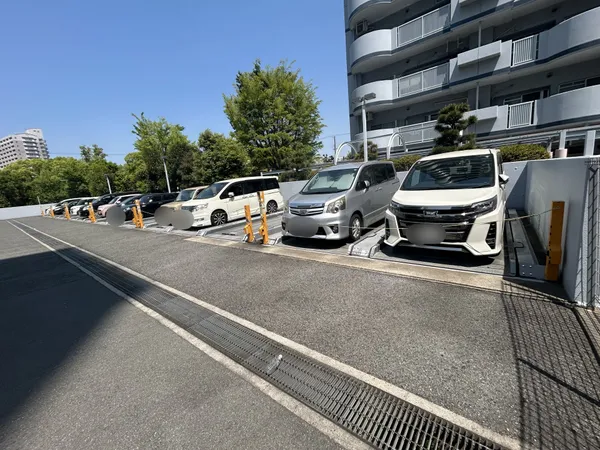 現地駐車場です。通路が広いので駐車がしやすいです。