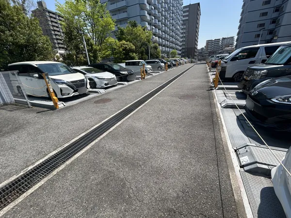 現地駐車場です。通路が広いので駐車がしやすいです。
