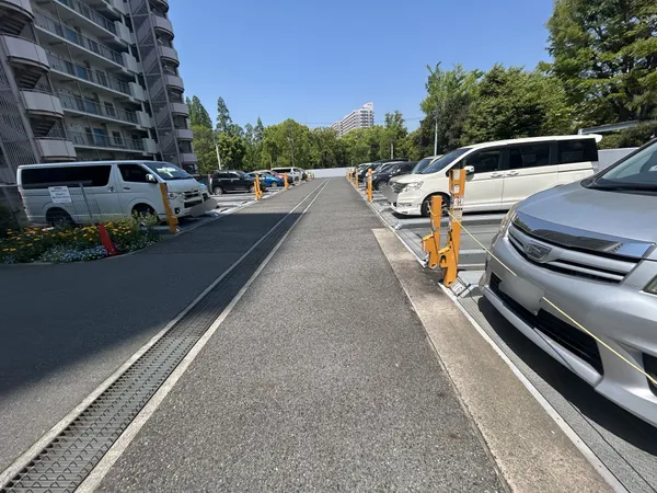 現地駐車場です。通路が広いので駐車がしやすいです。
