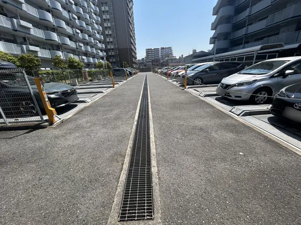 現地駐車場です。通路が広いので駐車がしやすいです。