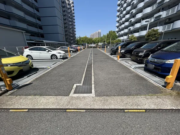 現地駐車場です。通路が広いので駐車がしやすいです。