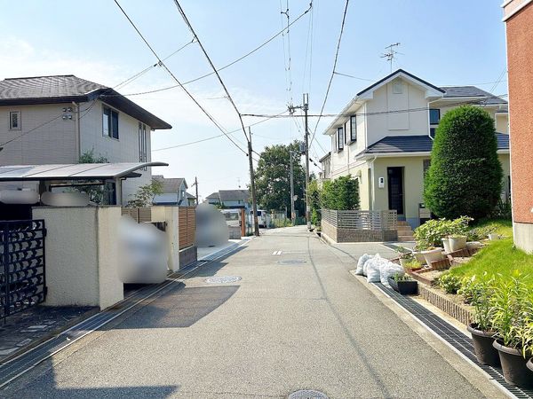 箕面市桜ケ丘一丁目 土地 前面道路含む外観