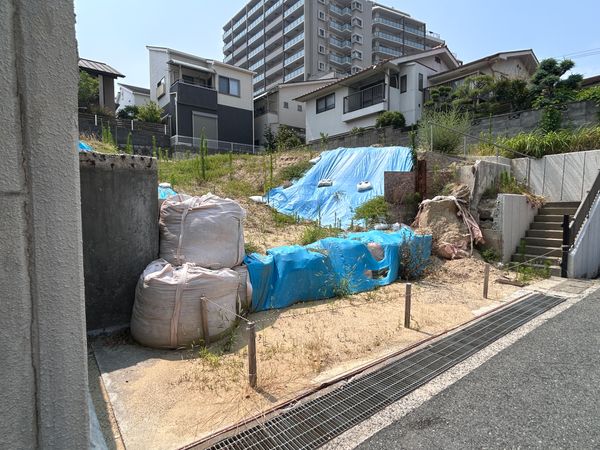 山手町3丁目 2号地 前面道路含む外観