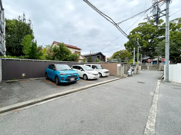 【前面道路を含む現地写真】T字路に面しているため前面道路は開放感がございます。