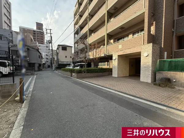 【前面道路（本物件側から西向きを撮影）】建築条件付き売土地ではございません。最寄り駅まで徒歩２分、土地間口／約７.９ｍの整形地です。【三井のリハウス梅田センター】にお問合せくださいませ。