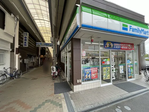 ファミリーマート神崎川駅西店（約320ｍ）