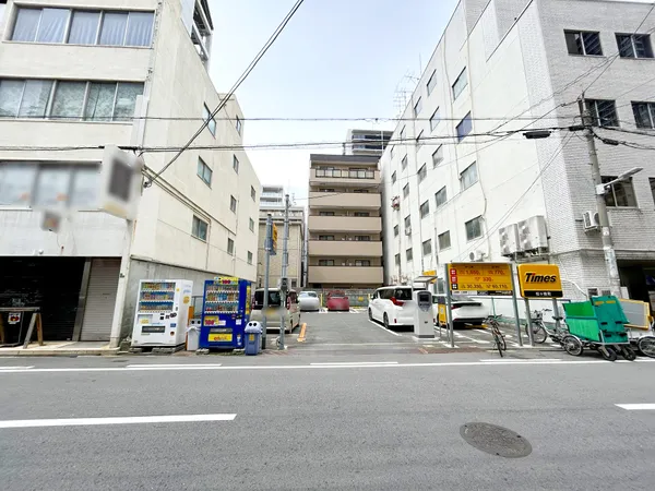 前面道路含む外観写真