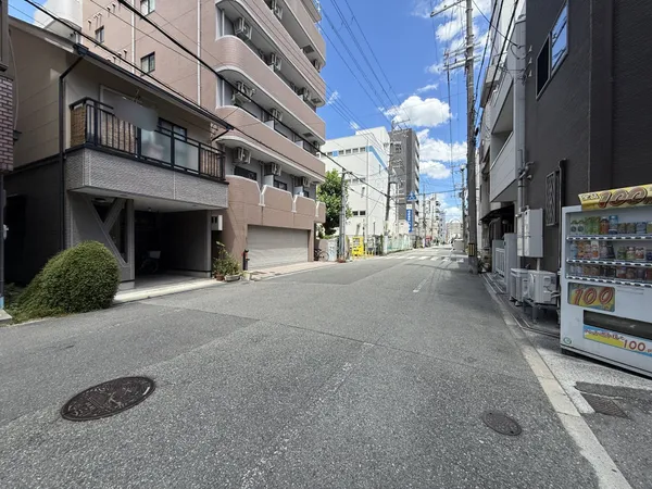 東側道路は幅員は広々としており約８ｍございます。お客様からのお問合せ、心よりお待ちしております。