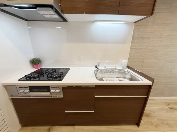 空間を有効活用できる、壁付けタイプのキッチンです。調味料や調理器具等を仕舞っていただける収納スペースが備わっています。