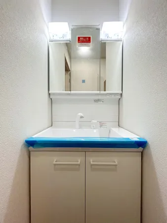 収納豊富な三面鏡洗面化粧台