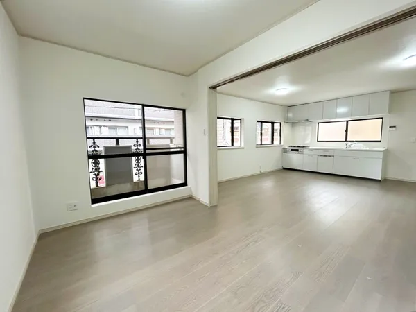 開口部が多く採光がとれる造りです