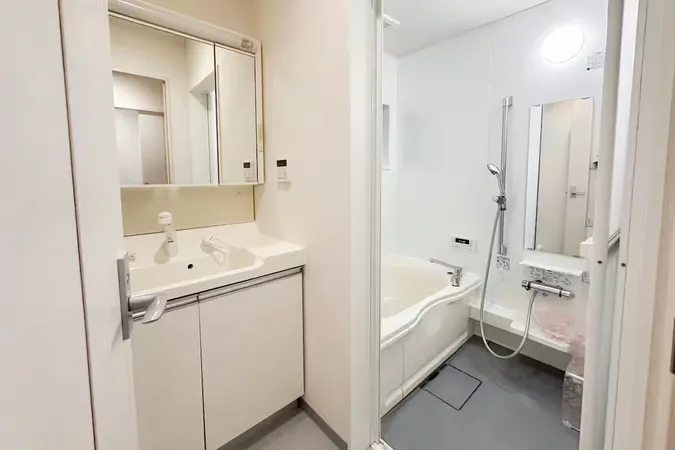 2階には浴室、1階にはシャワールームがあります