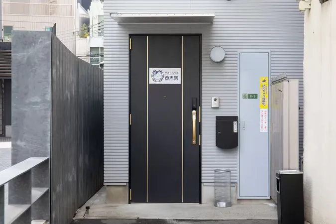 玄関は電子キー式（自動ロック）