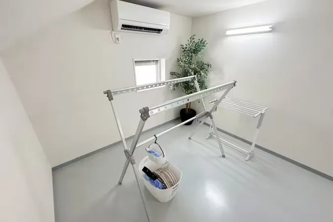 屋根裏収納スペースは洗濯乾燥スペースとして利用されています