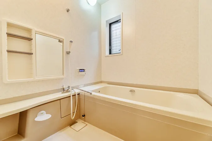 1日の疲れを癒していただける浴室。雨の日や花粉の時期のお洗濯に活躍し、カビ対策にも重宝する窓付きです。