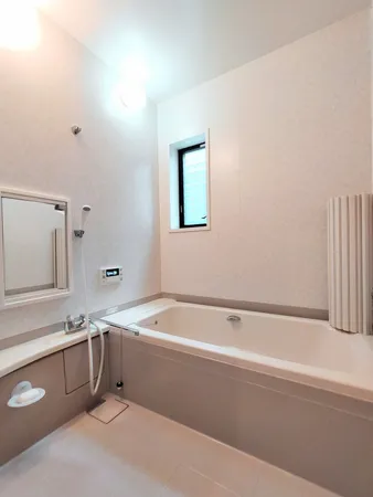 1日の疲れを癒していただける浴室。雨の日や花粉の時期のお洗濯に活躍し、カビ対策にも重宝する窓付きです。