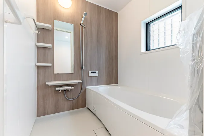 アクセントパネルが施されています。自然換気も可能な窓あり。1日の疲れをゆったりと癒していただけます。