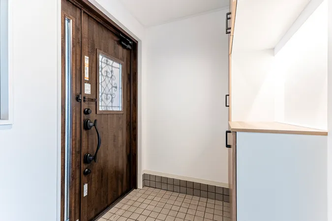 玄関は収納力の高いシューズボックスが設置されています