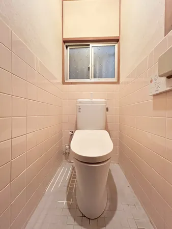 【トイレ】空気の入れ替えもしやすい窓付の明るいトイレです。トイレは暖房便座付で寒い日も安心してご使用いただけます。