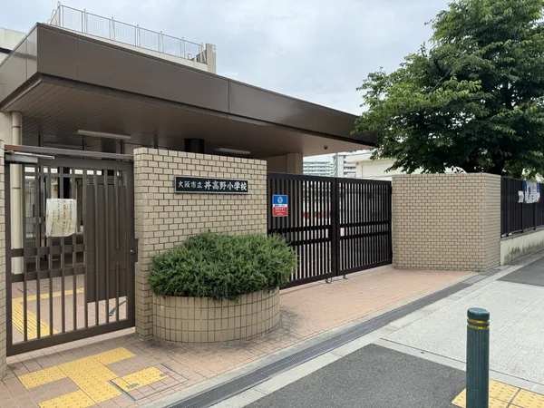 徒歩8分。
