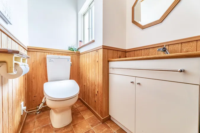 【トイレ（2階）】手洗いカウンター付きの木目の壁がお洒落なトイレです。2024年3月に温水洗浄便座を交換済みです。