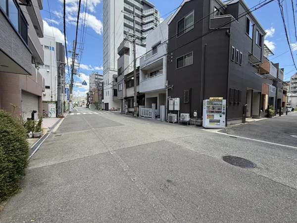 東側道路は幅員は広々としており約８ｍございます。お客様からのお問合せ、心よりお待ちしております。